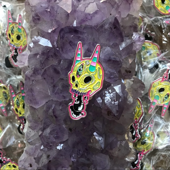 ‘Goopy Skull’ Enamel Pin - Picture 1 of 3